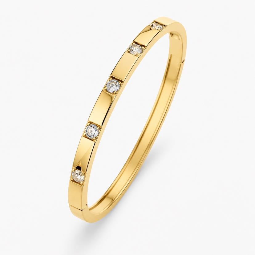 Packshot bracelet jonc Tramonto sur fond blanc studio, jonc plat or jaune avec zircons sertis flush répartis sur la face supérieure, charnière souple et fermoir cliquet visibles, finition polie miroir reflétant la lumière